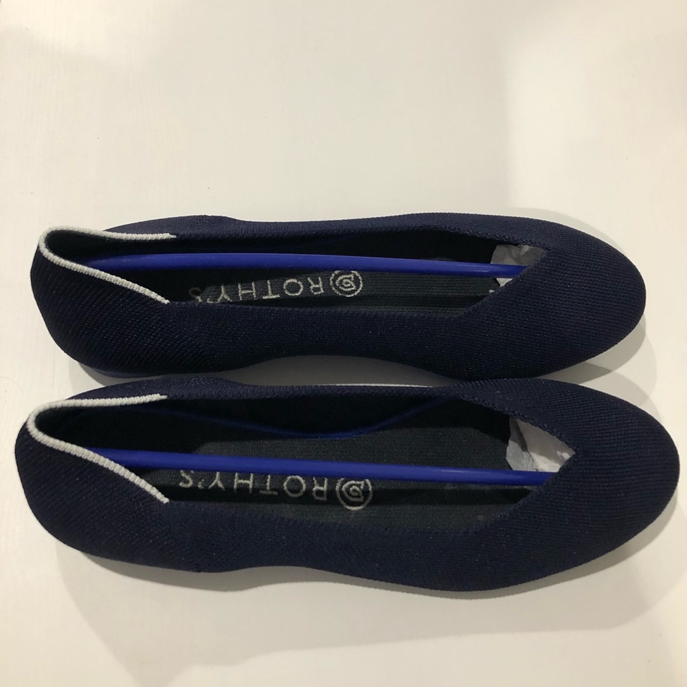 Rothys Retired Navy Solid flats with white halo